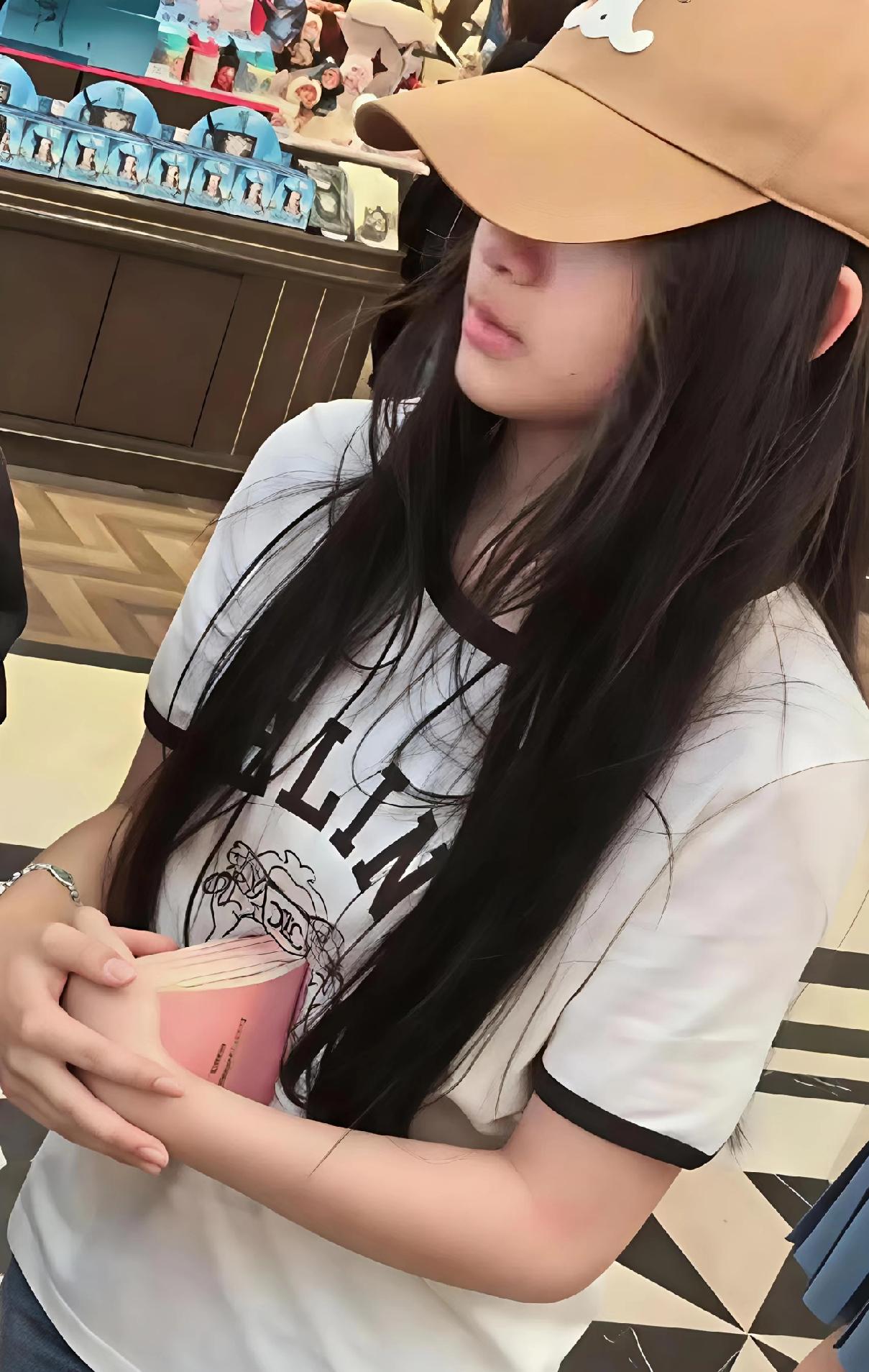 大S的一双儿女要回内地上学了吗？近日歌手品冠出席活动，被记者追问有没有见过