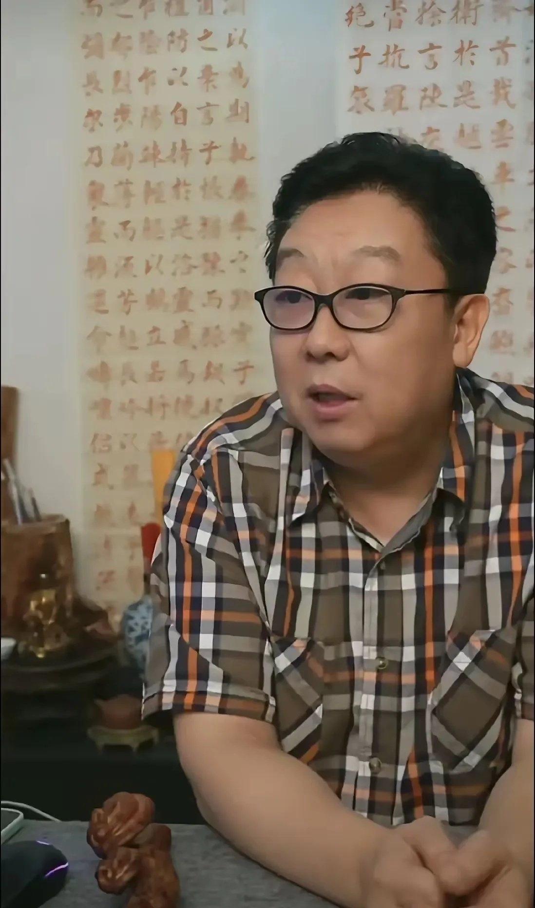 郑健说，德云社相声是下三路，德云社的相声，你敢让你的女儿去听吗？你看看德云社那些