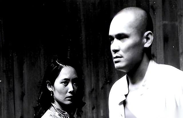 1965年，三个老乡上山砍柴，拨开荆棘，腿都软了。岩石上坐着一男一女，像野人。