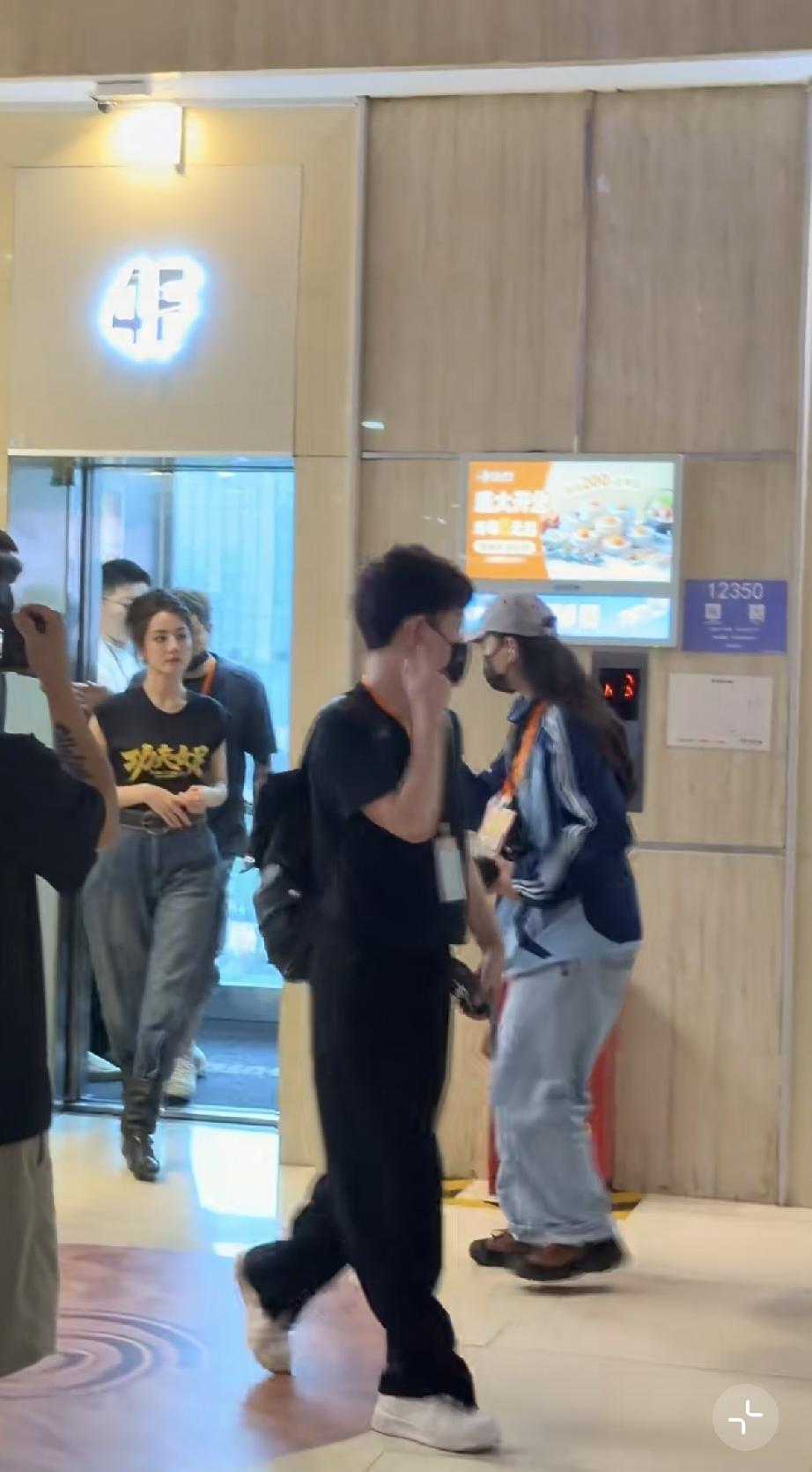 7月11日，迪丽热巴现身天津河东万达广场参加《功夫女足》路演，换了衣服之后，仿佛