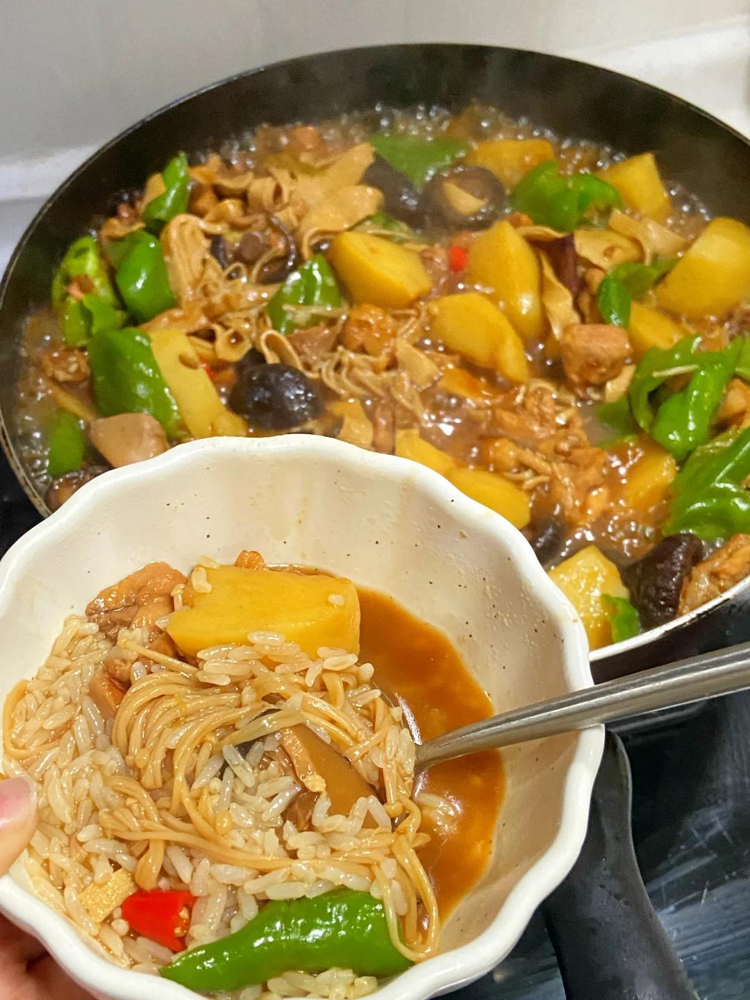 黄焖鸡这个配方你们一定要试试，全是家里常见的调料，鸡肉鲜嫩多汁！汤汁拌米饭真的绝