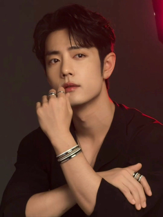 肖战的取景框肖战卷毛V领黑衬衫肖战的取景框，谁来懂一下这个战哥卷毛V领黑衬衫