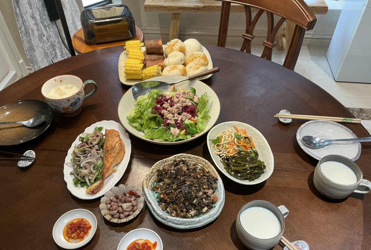 今日早餐。别再扯为何有肉，不是吃素吗？一桌四五个人，又不是都吃素，彼此尊重嘛