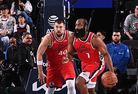 祖巴茨现在不止跟小卡是假挡拆，跟哈登也是假挡拆，他似乎习惯了这种打法。哈登能做饼