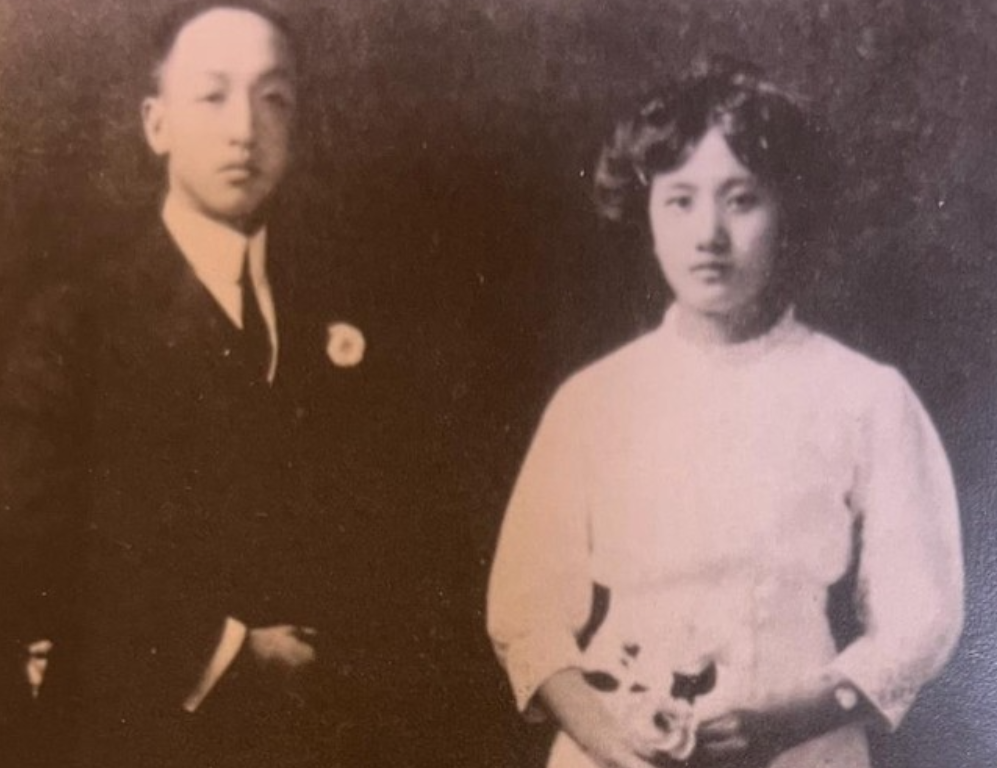 1925年，连生4女的董竹君，为圆丈夫儿子梦，冒死怀第5胎。她浑身浮肿肚大肥圆，