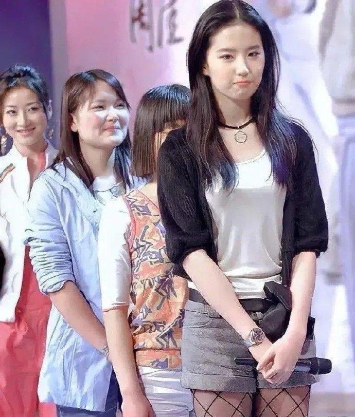 虽然刘亦菲早年这套打扮被说很雷，现在重新再看，她是怎么把渔网袜穿出清纯感的