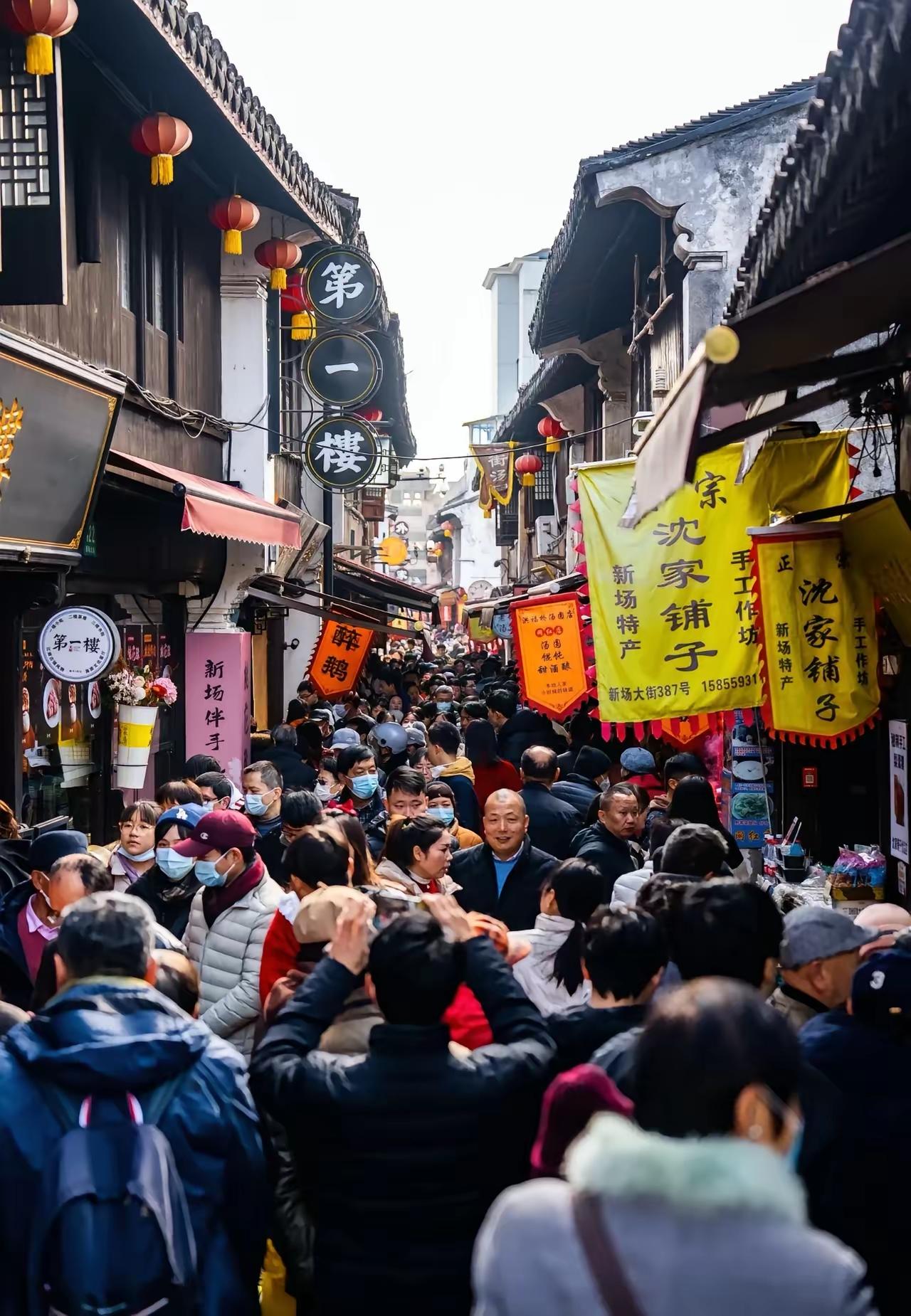 来上海别只逛商圈啦，这三座古镇最近火出圈，江南韵味直接拉满。新场古镇始于南宋，快