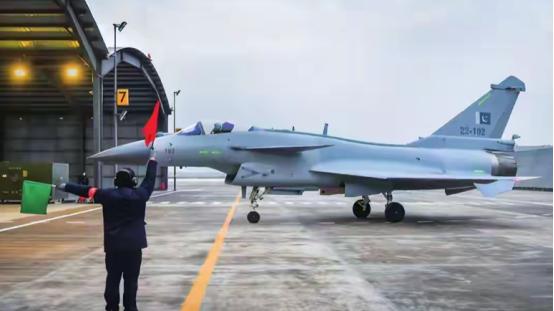 巴基斯坦与中国协商120亿美元国防大单，40架歼-35隐身战机，目标根本不是印度