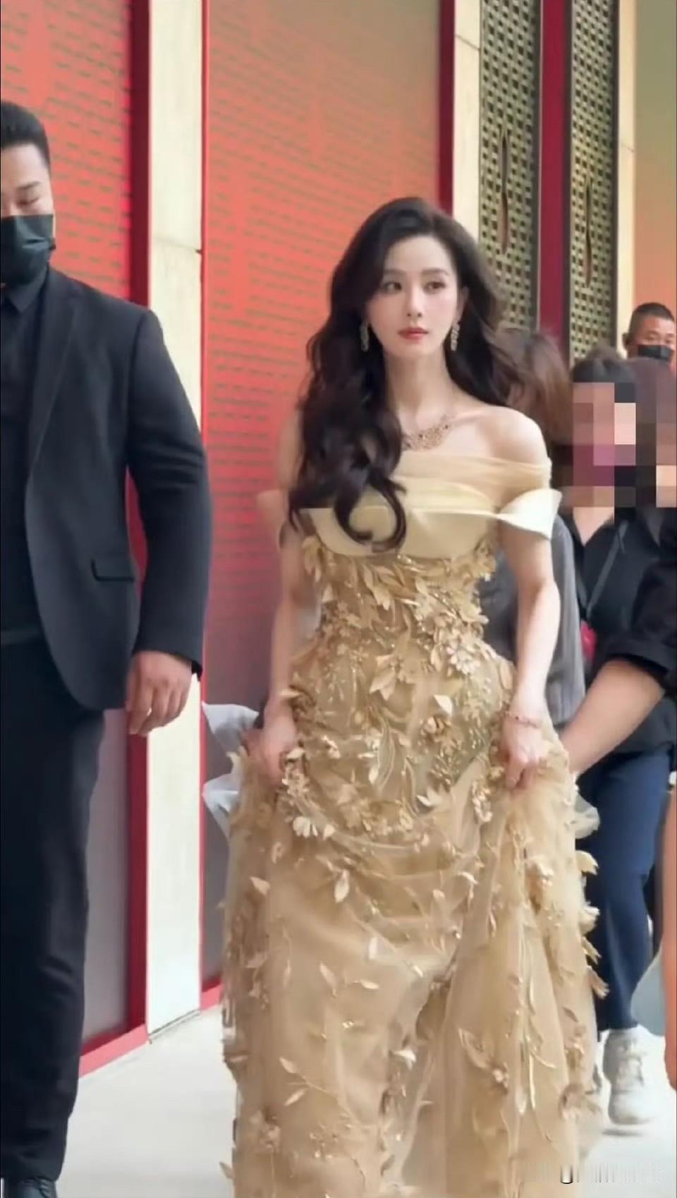 刘诗诗只因一身露肩造型就惨遭网友无端挑刺，还被诟病丢掉了往日人淡如菊的清冷人设。