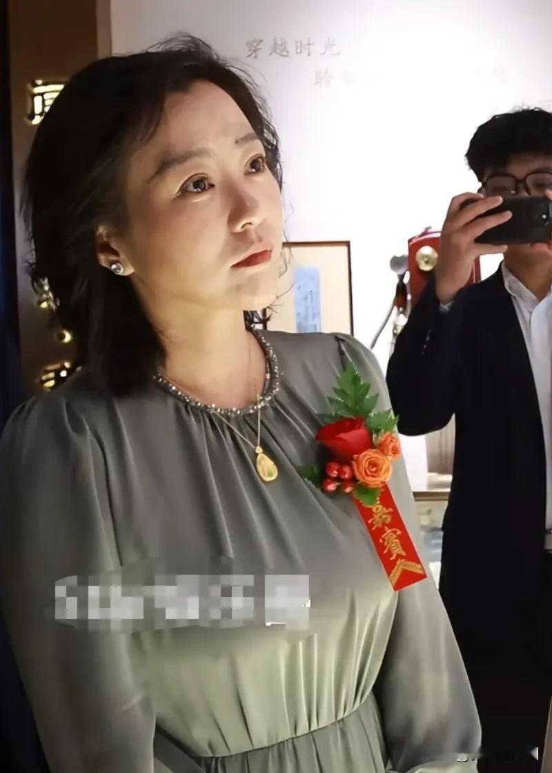 近日，年近50的郝蕾参加某活动现场，精神状态还是很好的。五官依然很好看，只是穿着