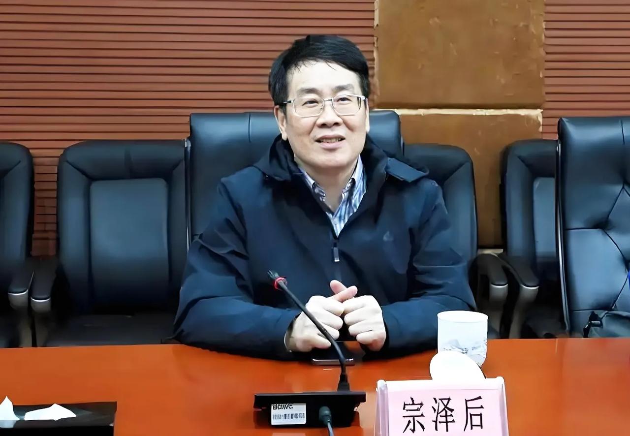 宗馥莉现在最恨的人恐怕不是宗庆后，也不是三个同父异母的弟妹和杜三娘，而是