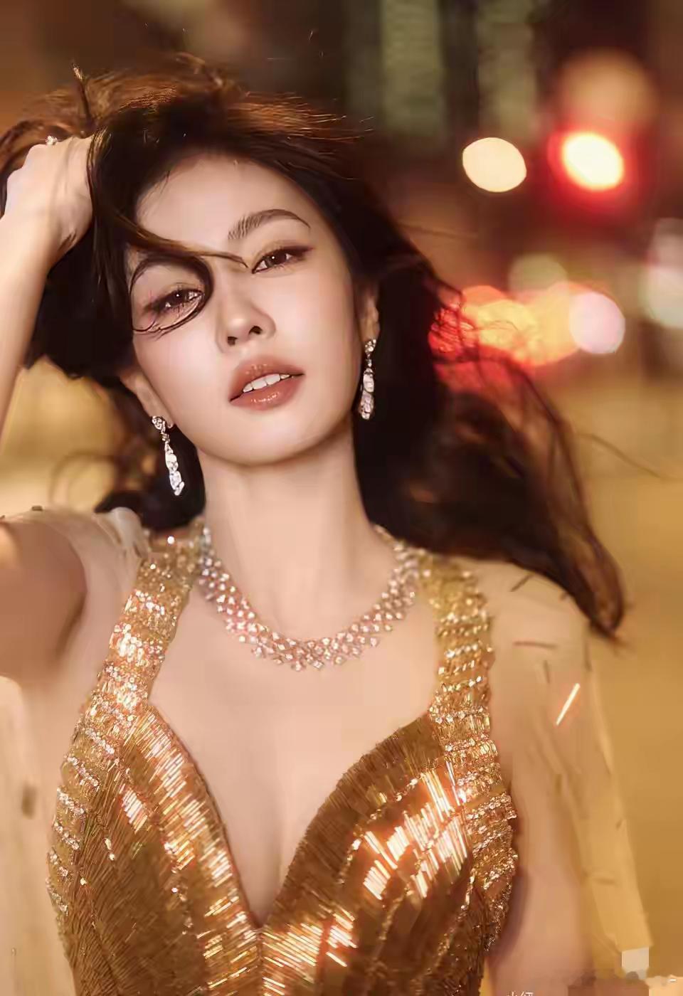 大家别盯着白鹿的C位眼红了。那位置，不是白站的。是实打实，用钞票铺出来的。今年给