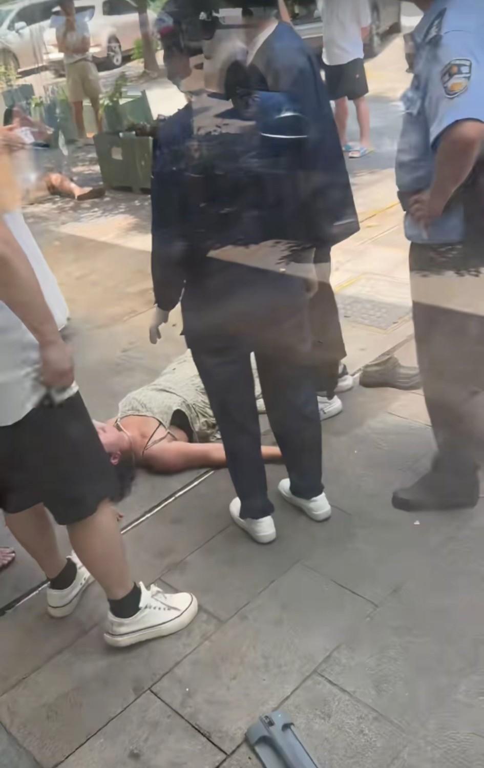 绍兴柯桥。一老板娘因为在商铺门口的公共区域大量摆放花圃，而和隔壁商铺的“眼镜哥夫