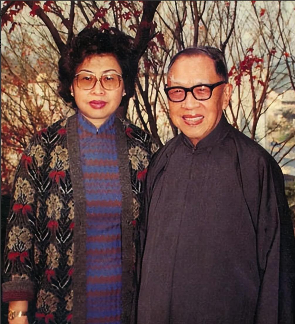 1956年，61岁的国学大师钱穆，三婚迎娶27岁的胡美琦。婚礼当天热热闹闹，可到