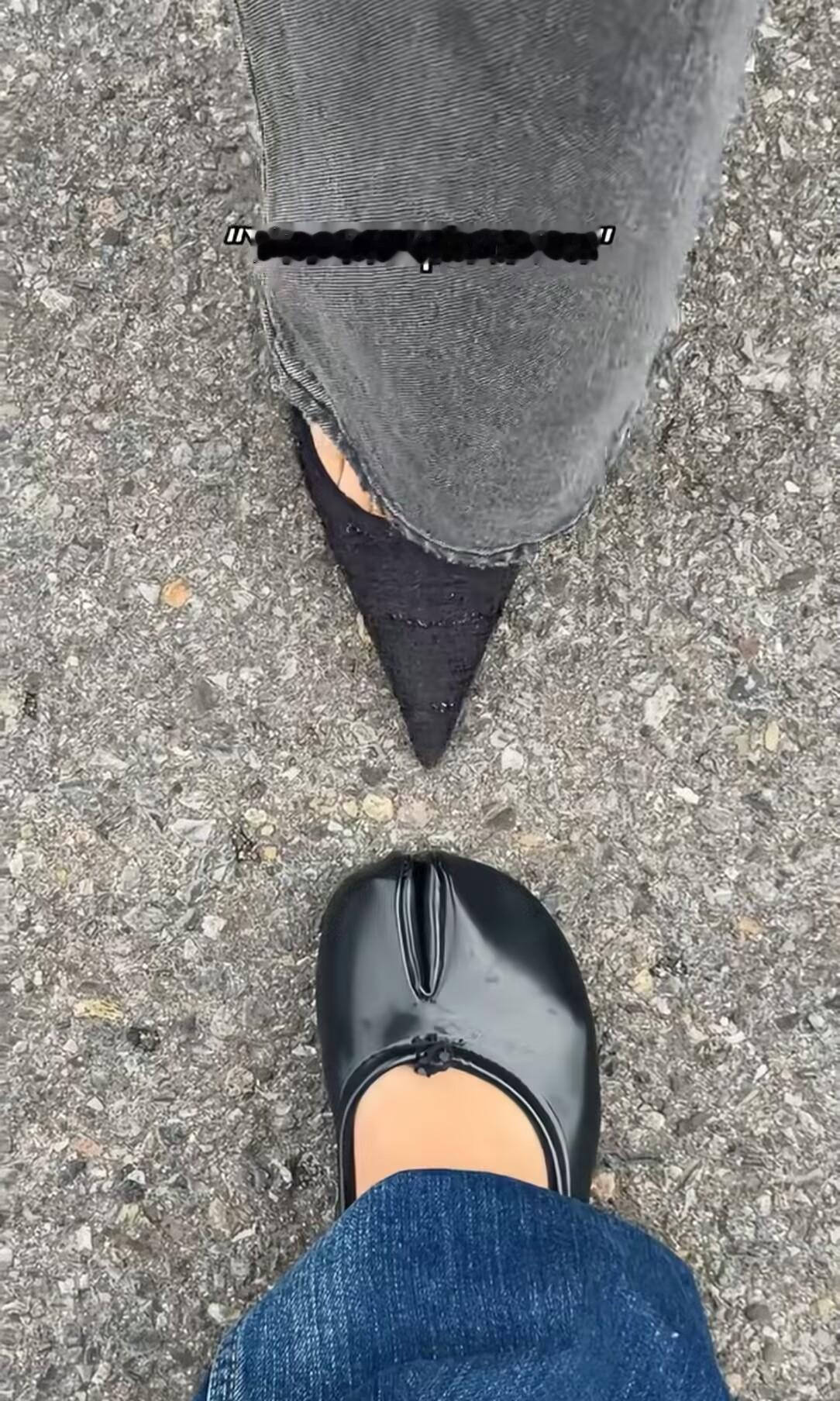 这样的鞋子到底要什么样的脚来穿？一款尖得离谱，一款分趾怪异，时尚真是让人看不懂。