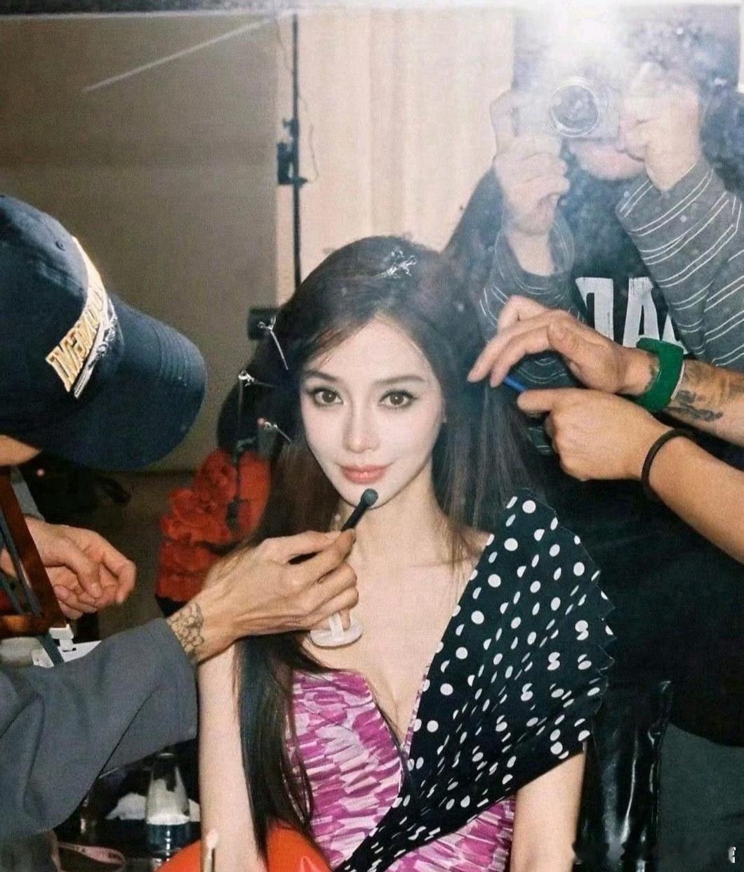 Angelababy这两张照片竟然隔了十几年，说出来你敢信？我还以为是前后脚拍的