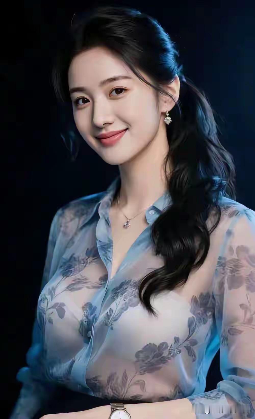 花影摇曳，美人如画。来分享下你眼中的倾城美人吧！温柔蓝调，花影婆娑，优雅动人。