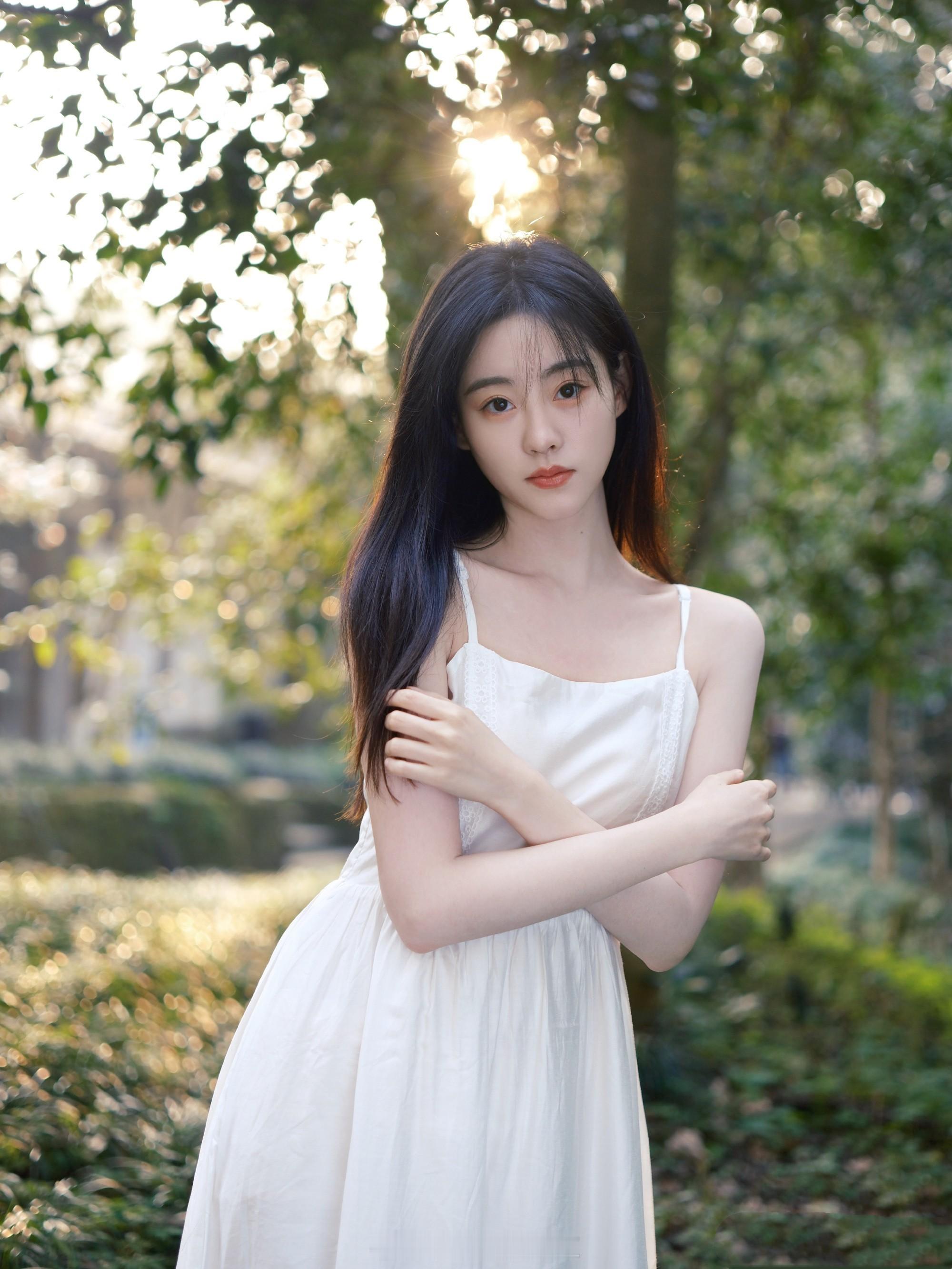 祝绪丹白色吊带裙