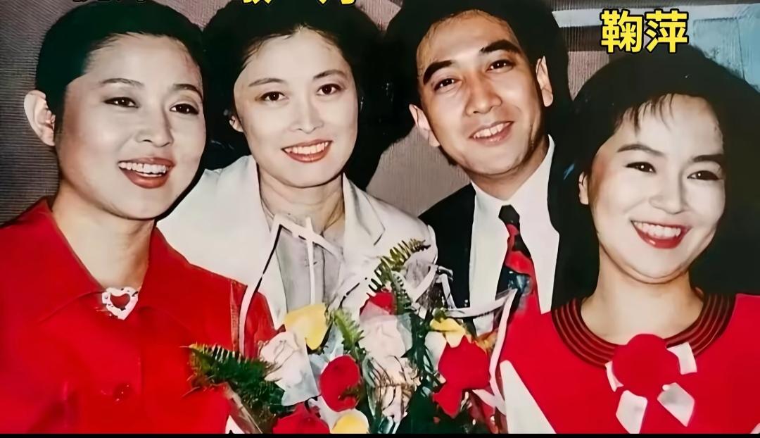 一群人在合影，笑容灿烂。他们就是我们的青春，我们的偶像。想起了那时候的春晚，想起