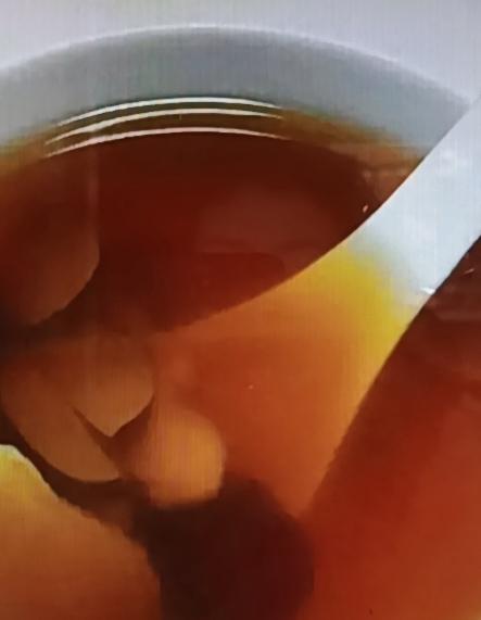 女人经期吃对食物超重要，有三种食物既能排毒又能缓解腹痛。首先是红豆，它富含铁质