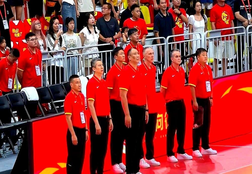 黎巴嫩主帅现在估计头疼得想撕战术板了。面对中国男篮的内线群，他只能硬着头皮赌
