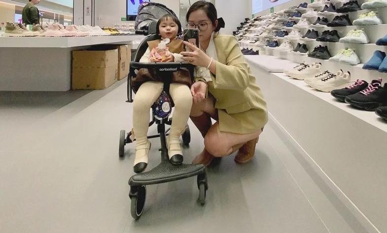 周六早上六点半，我被厨房的声响弄醒。不用看也知道是我妈在做早饭。她这个习惯改不