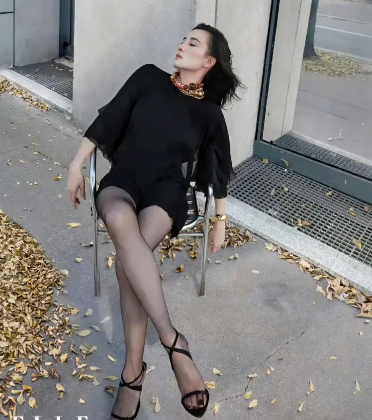 女神宋佳，脚上穿的袜子也太美了吧！