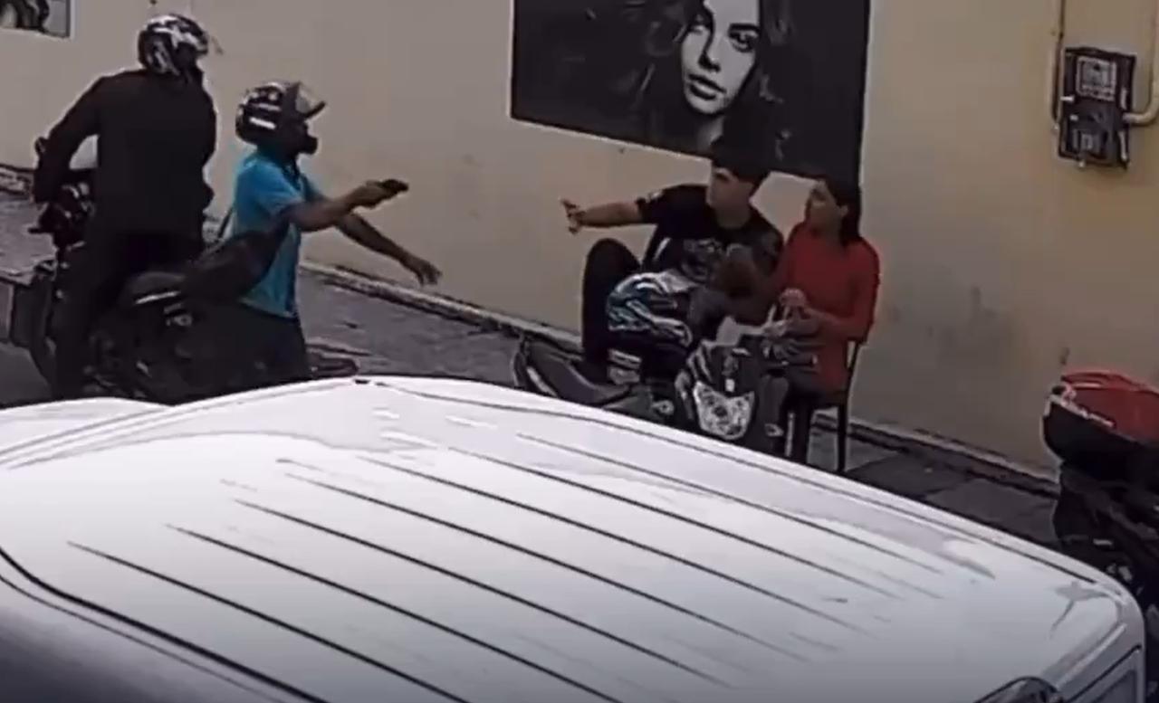 一段来自巴西的监控录像，画面显示一名劫匪在街头抢劫时，由于受害者迟迟不输入手机密