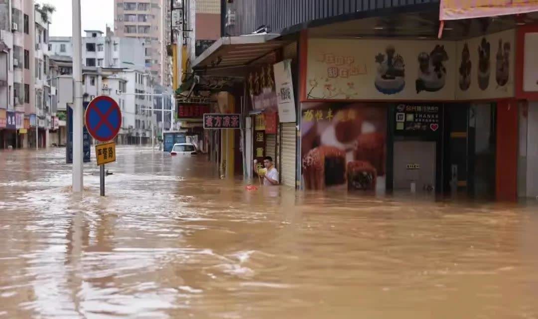 ??洪水中接力送医！一岁娃高烧41℃牵动众人心2025年6月18日，广东