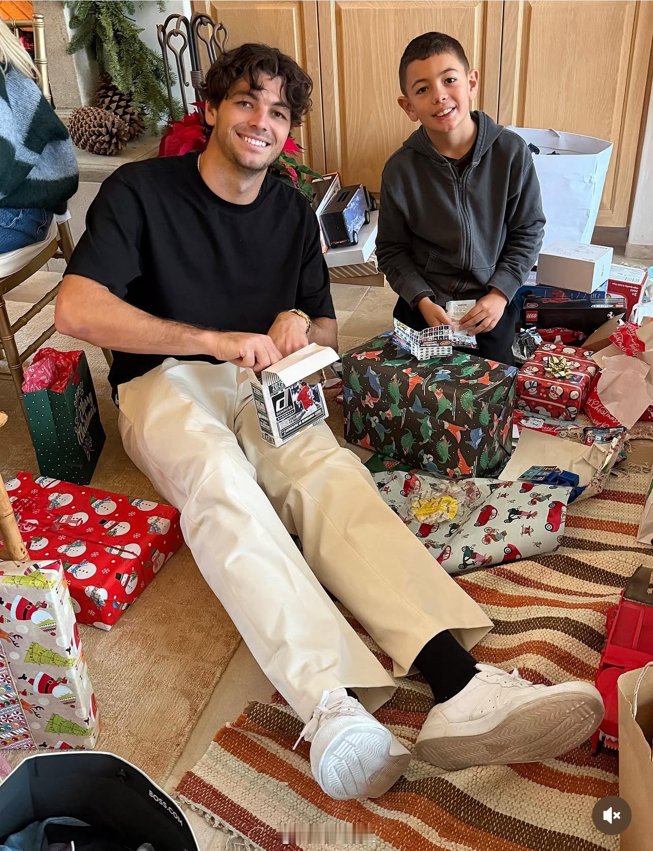 弗里茨和儿子一起过圣诞，他儿子都这么大了！年度体育榜样力量体育大赏