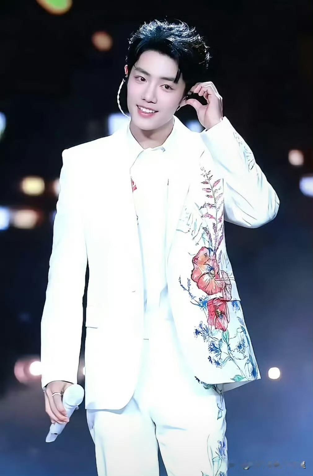 肖战的翻唱又一次带火了老歌《声生不息》节目组在庾澄庆演唱《整晚的音乐》前放了肖战