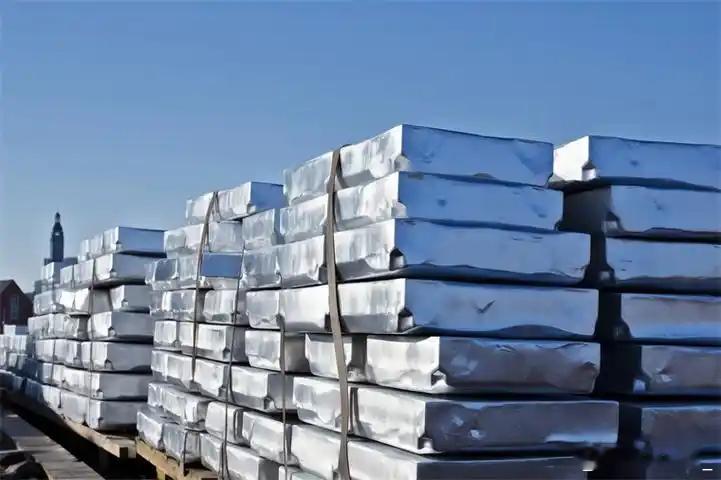 近期贵金属市场白银以“领涨王者”姿态引爆行情。11月28日，现货白银单日暴涨超6