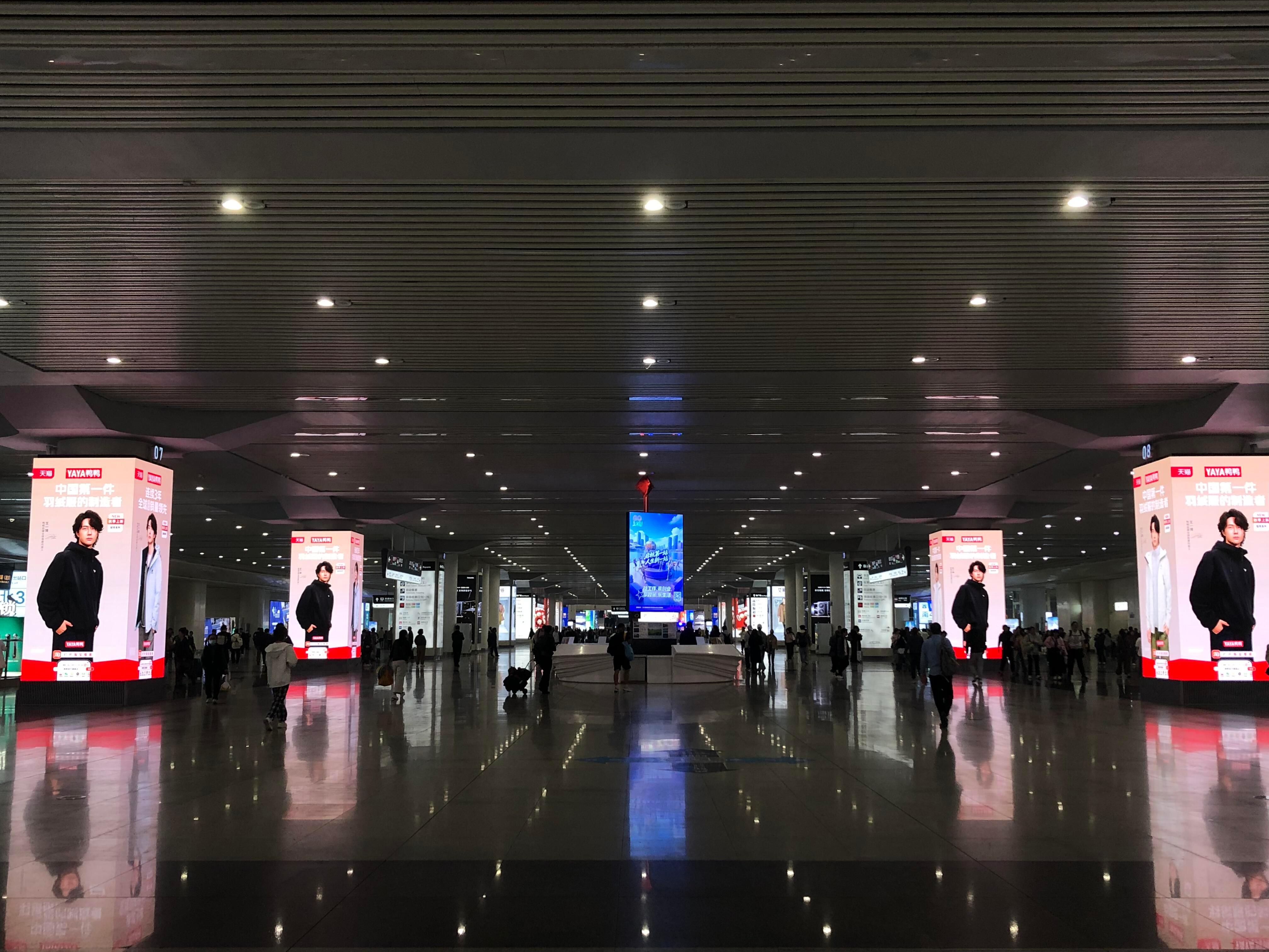 王一博鸭鸭包的全球首席代言人地广痛站怎么巨星味这么足，随手拍还以为时