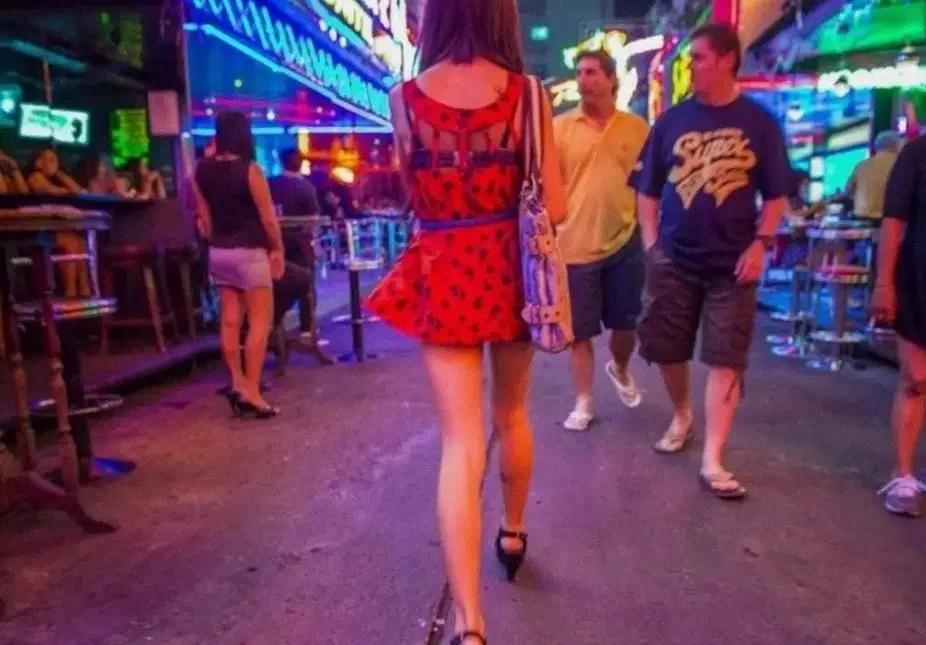 近日，一名中国男子去泰国玩，付6000泰铢找21岁少女，悲剧发生了。这起案件反