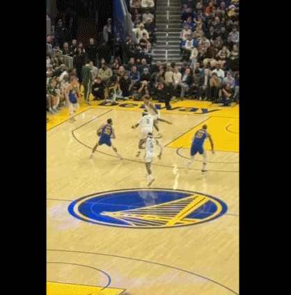 昨晚看勇士对雄鹿，第三节有个瞬间我忍不住回味。桑托斯弧顶接球，明摆着是个空位三分