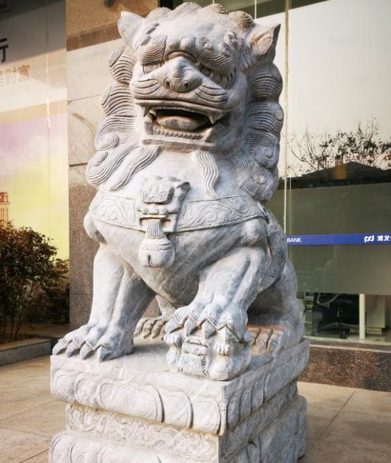 2023年，福建一男子在经过派出所时，发现门口的石狮子做工精良，便将手伸进了石狮