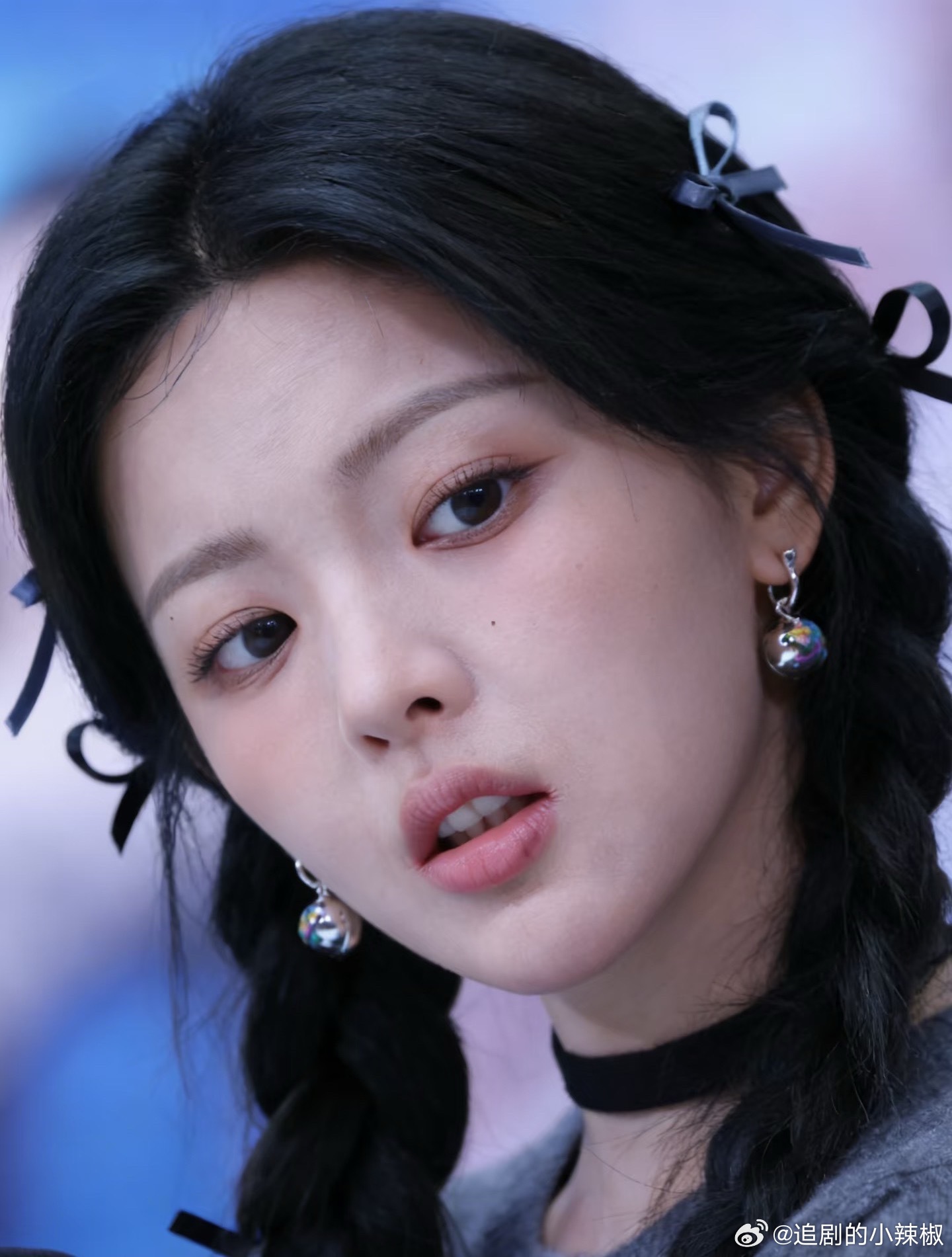 杨超越怼脸无滤镜生图，平整到一点法令纹都没有​​​