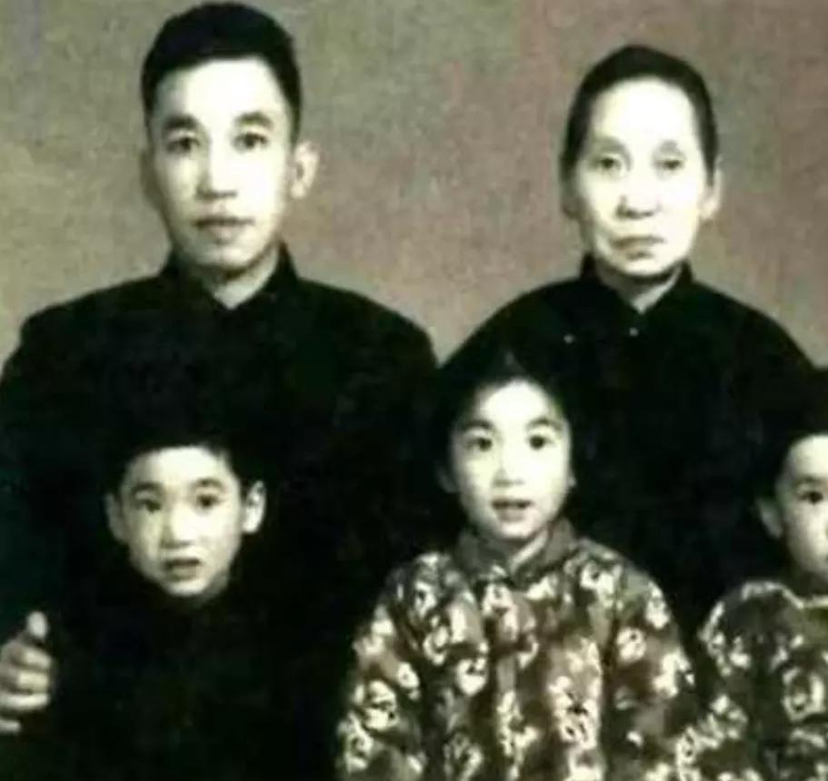 1900年，已婚10年的梁启超，爱上了20岁女秘书。他写信求妻子成全，妻子欣喜答