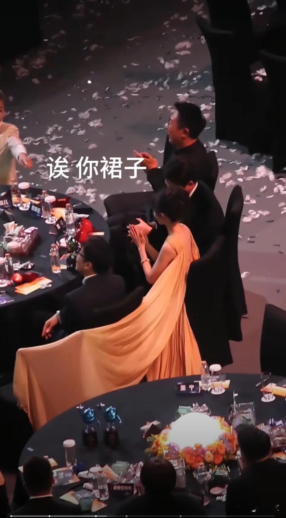 红毯惊现绑架案！杨幂裙摆差点拐走于和伟。这绝对是红毯名场面！杨幂美美地走着，完全