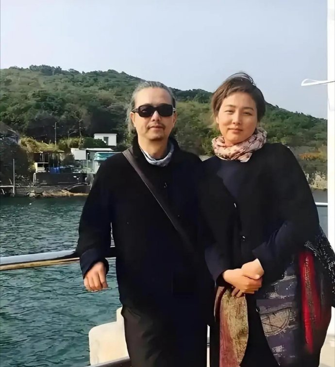 优雅的自然老去，其实也挺好。张延和她丈夫看起来自然又恩爱。