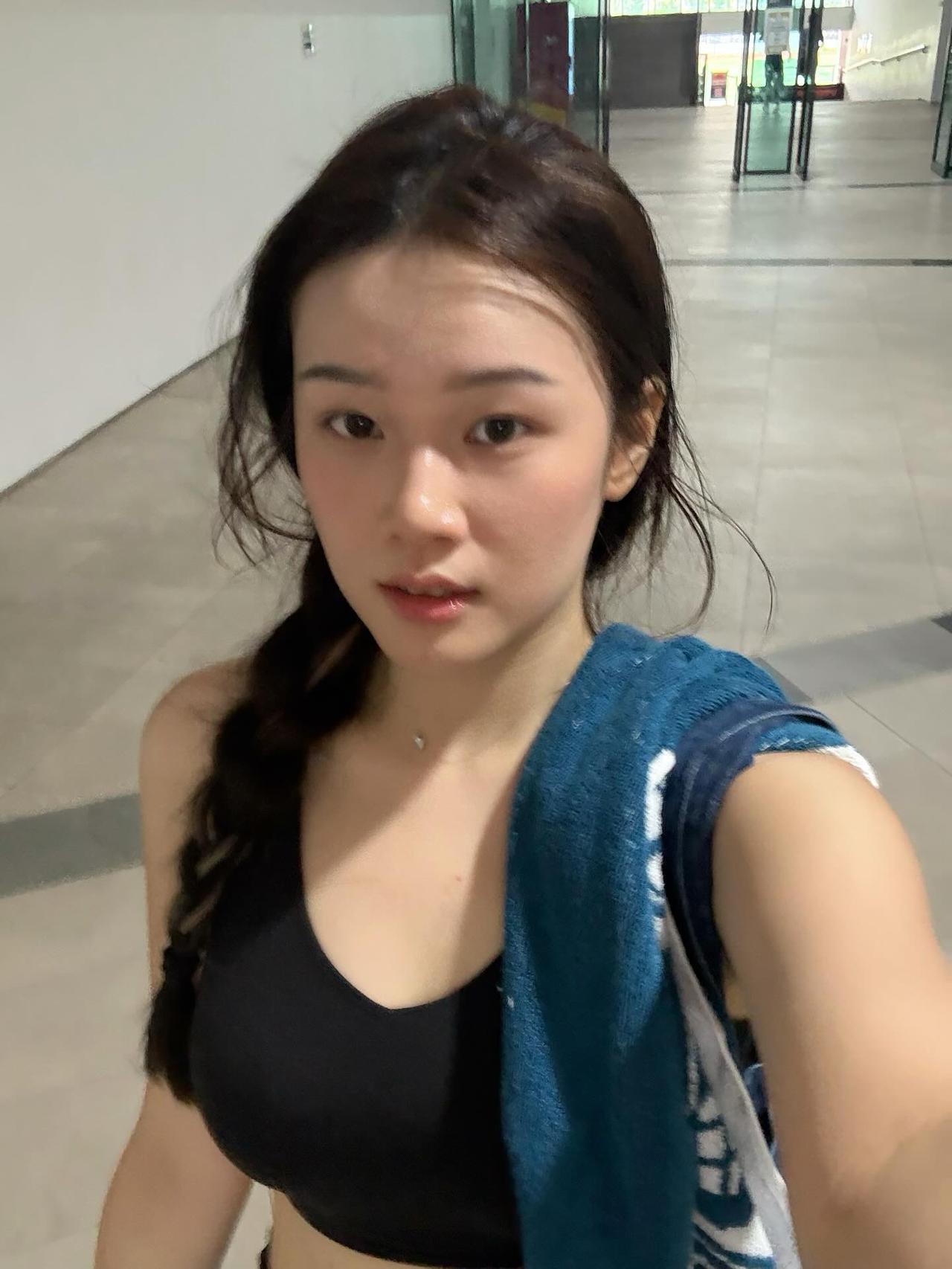 运动女孩美女日常自拍分享照片