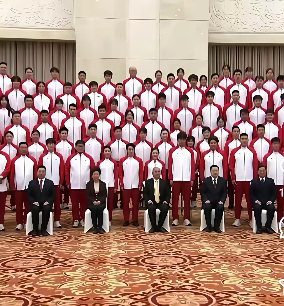 陈梦的C位，实至名归！山东省全运会总结大会上，在大合照里，回到娘家的陈梦又一次