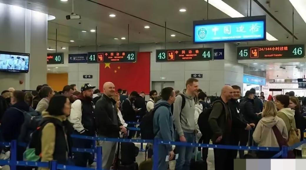 30个德国人在浦东机场“造反”了。见过旅客赶飞机迟到的，没见过全团人都到齐了