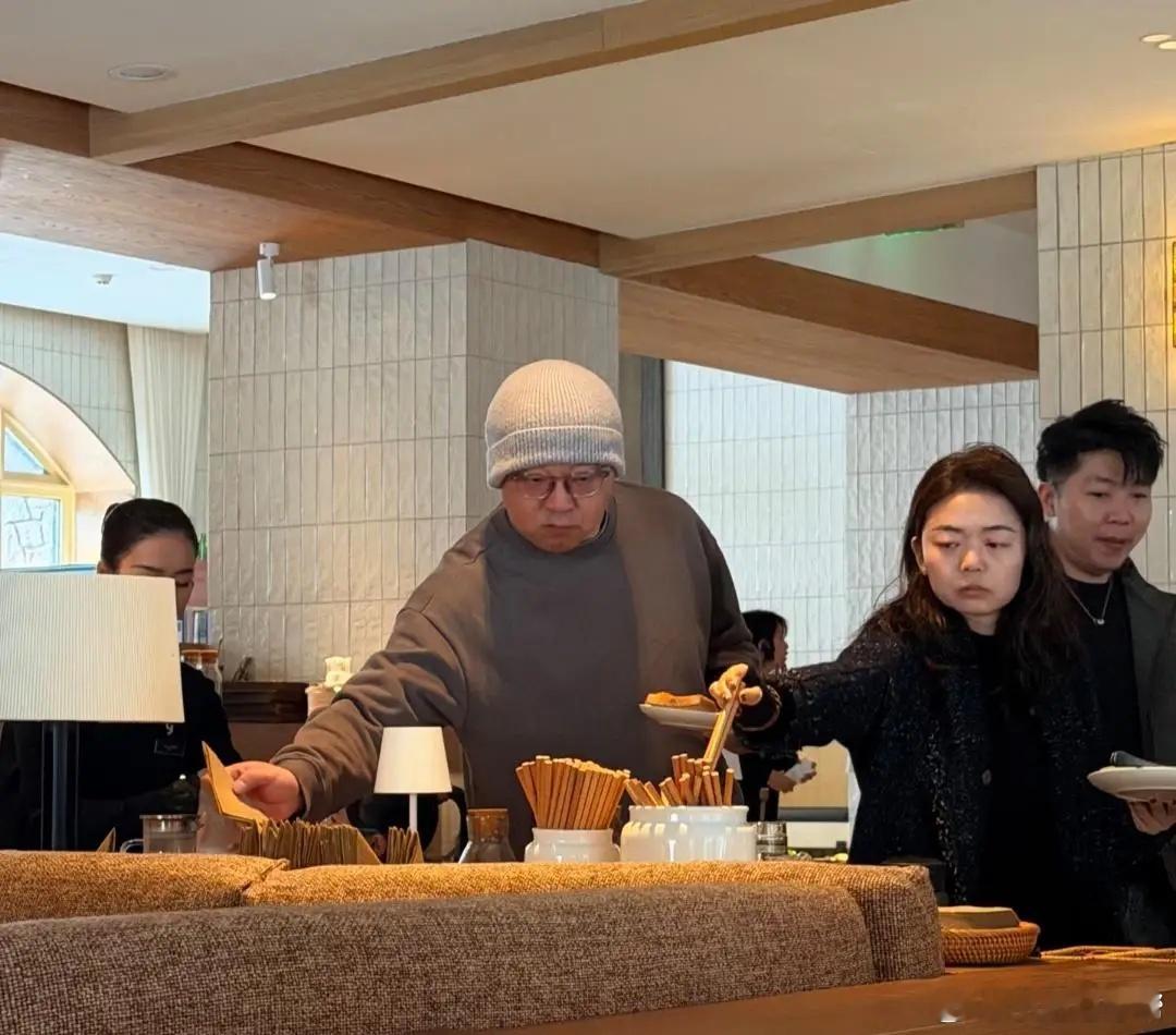 56岁窦唯现身广东一家餐厅吃饭，他装扮朴素而低调，他头戴着毛线帽，身材肥胖臃肿，