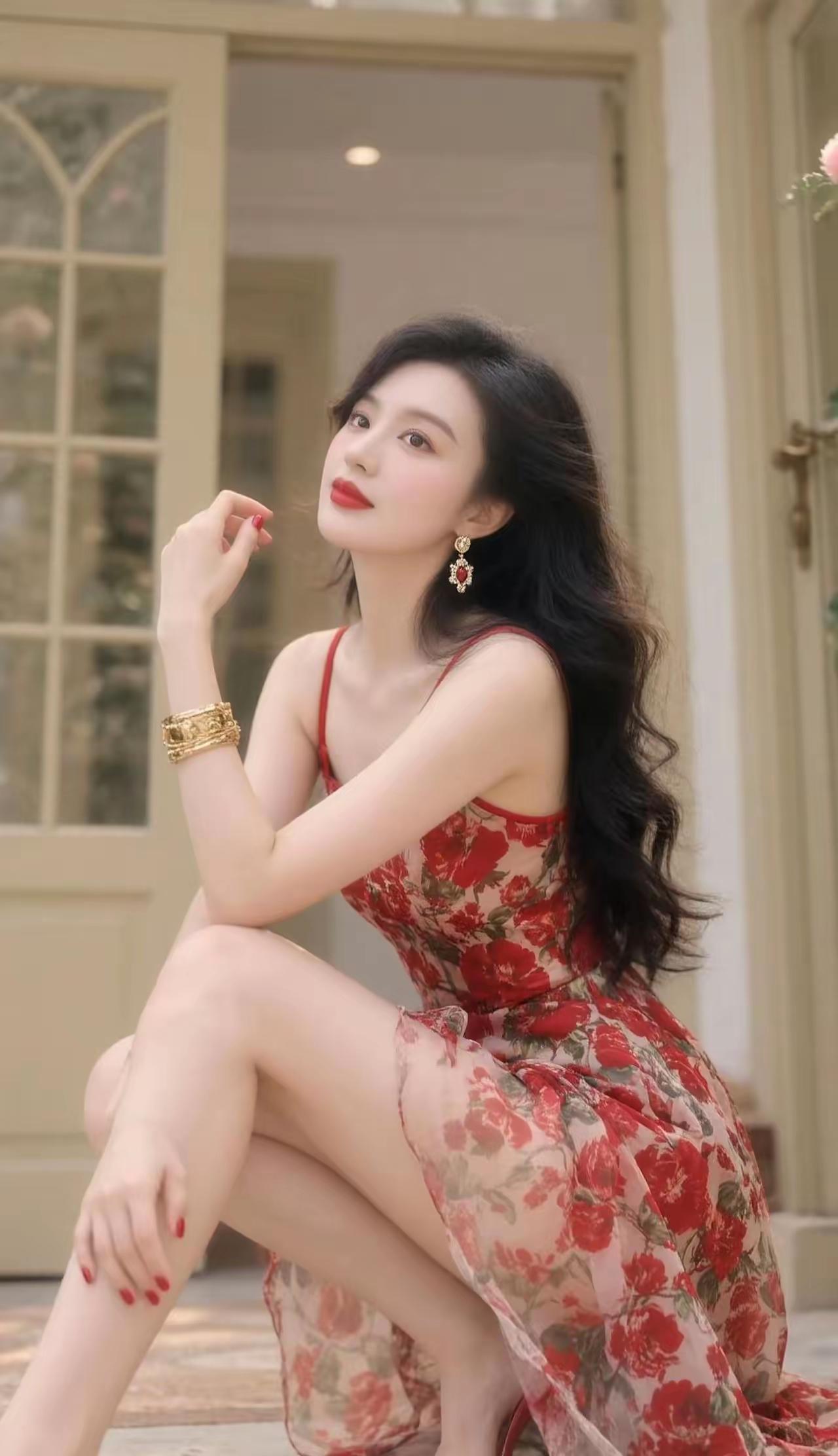 哇塞，瞧见那姑娘了吗？打扮得那叫一个漂亮，正坐在门口优哉游哉晒太阳呢。她一头柔顺