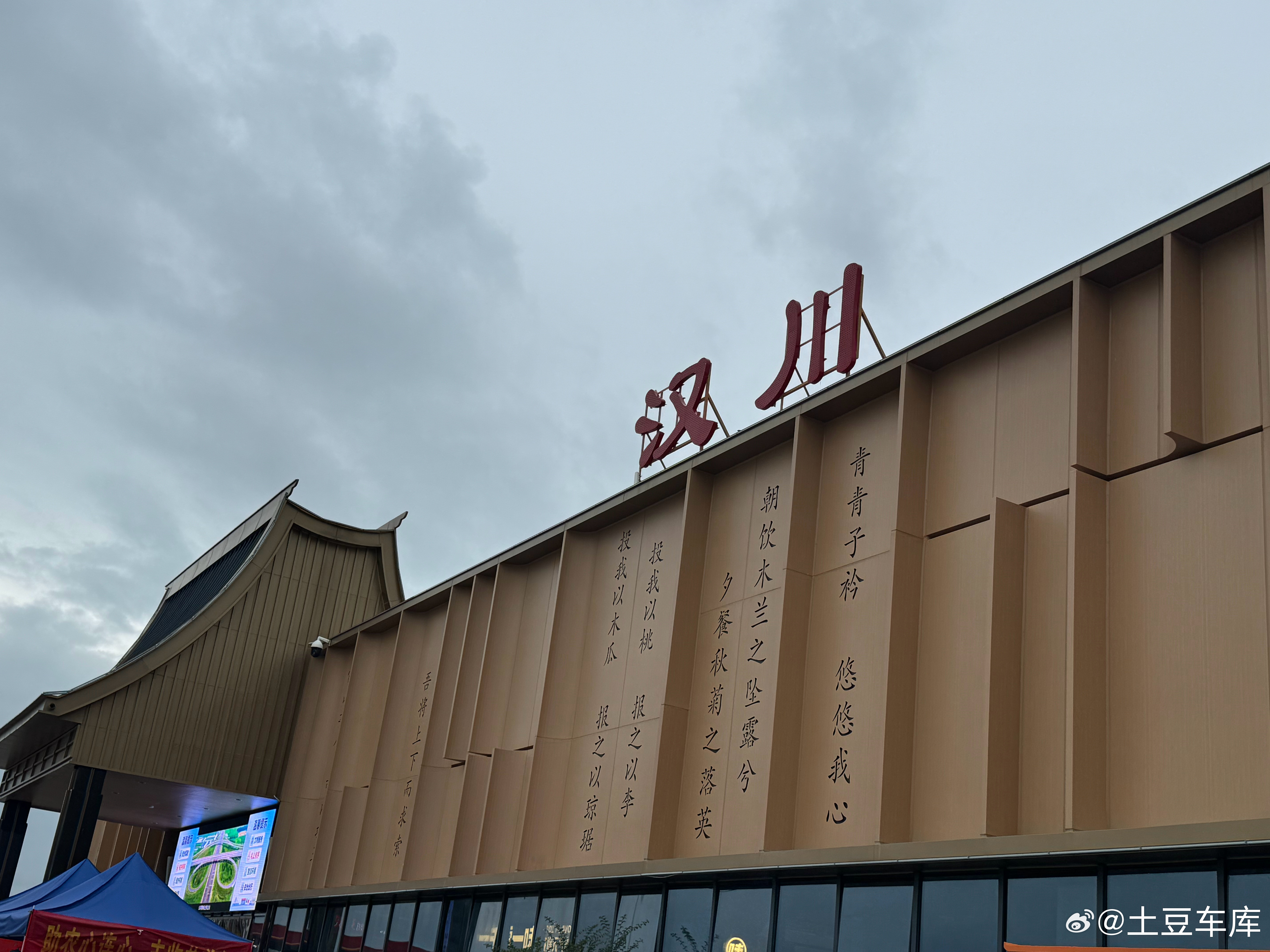 刚出门烟忘了拿服务区买了一包黄鹤楼比外面整整贵了10块​​​