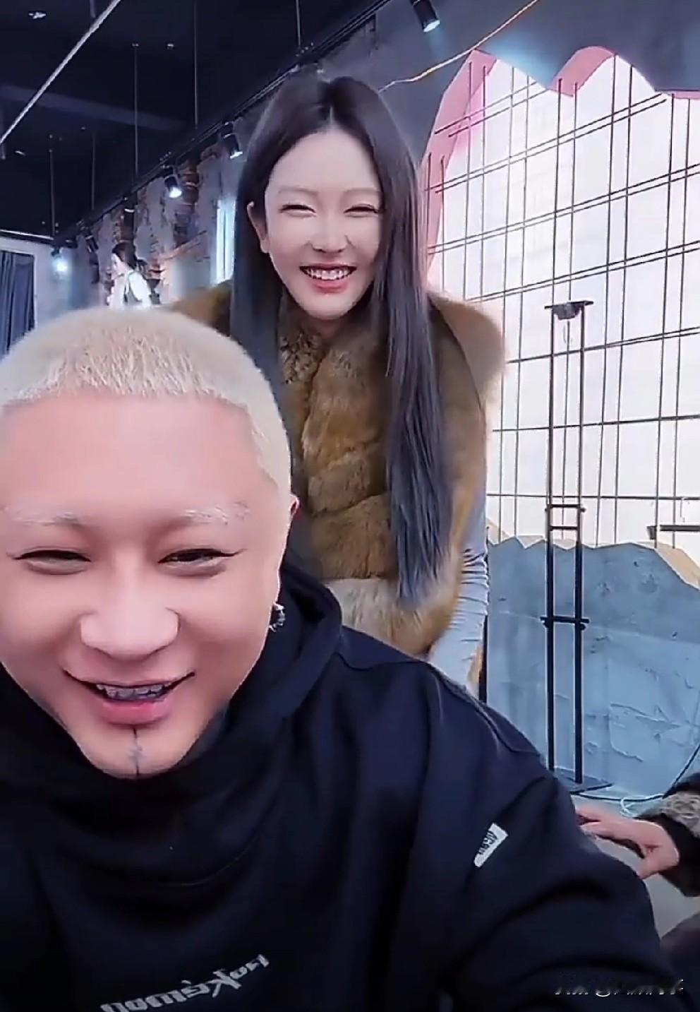 小胖男人的第六感杜凤对方丈还有爱！方丈跟杜凤冒冒汗不正常