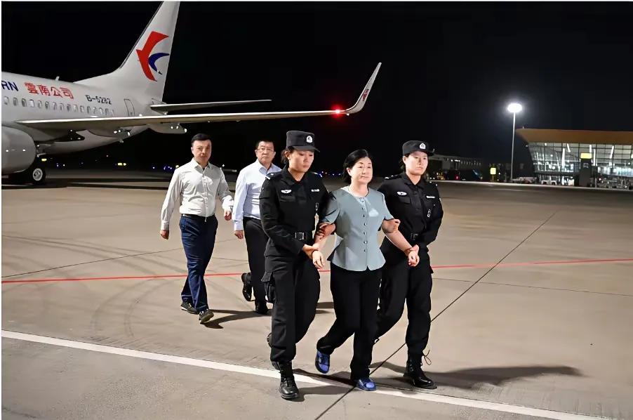 作为红通人员之一这样的人被引渡回国押解时，居然不上手铐？只是两个女特