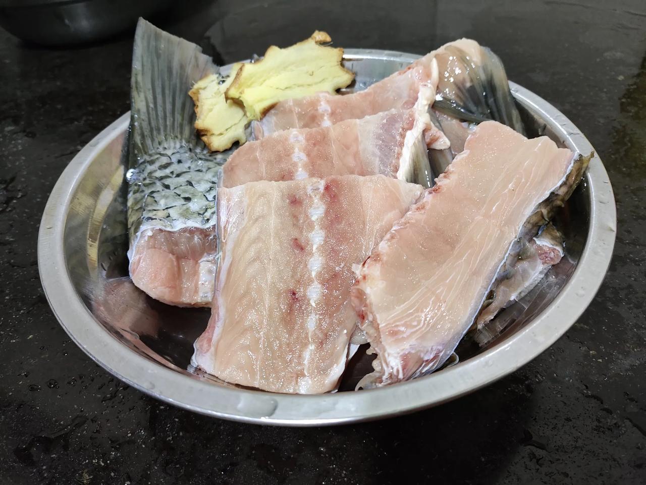 我家人不想吃饭已有几个月时间，猪肉鸡他都吃不下，一吃就想吐，瘦的皮包骨了，有一天