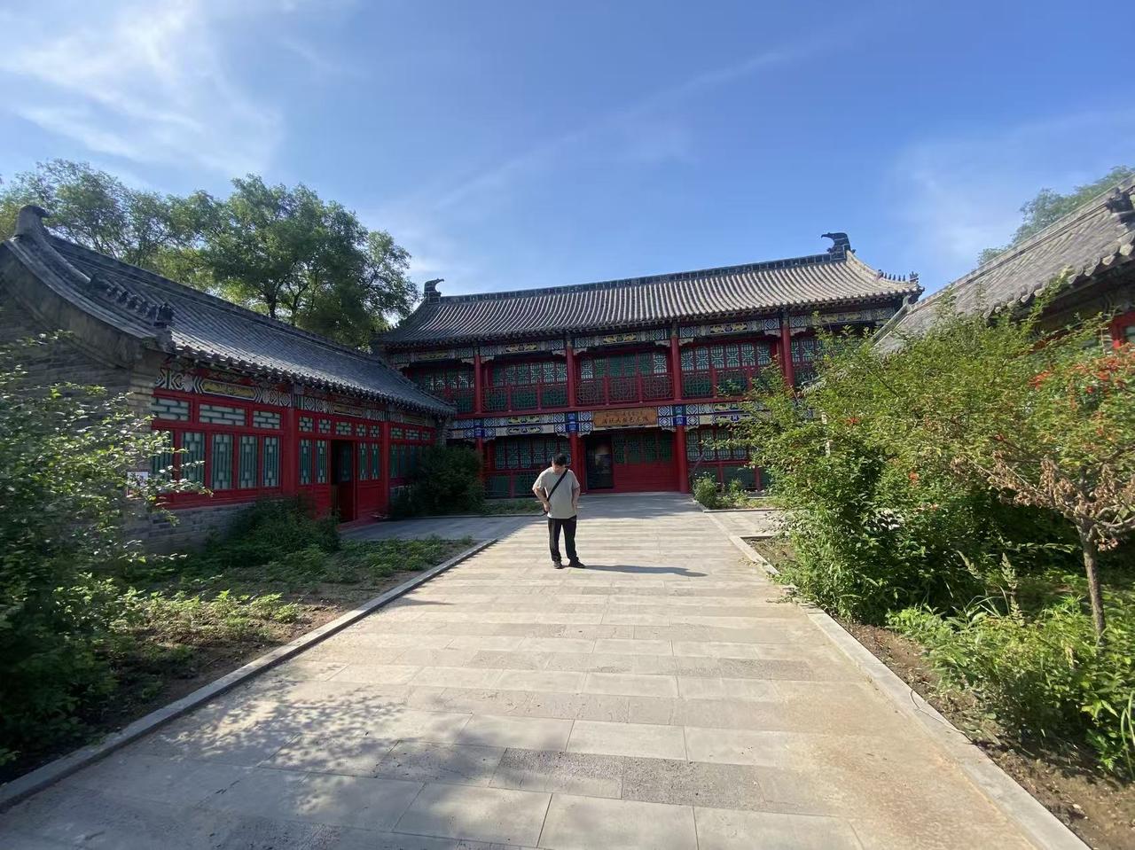 我妹妹昨天跟我说：自从我领了养老金，每个月两千多元钱，我们家里人几乎把我看成大款